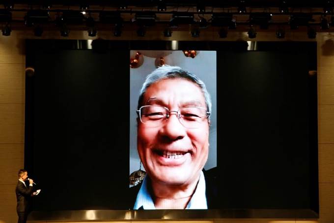 男人在镜子前自拍

低可信度描述已自动生成