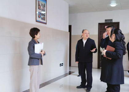 做爱视频校长吴一文一行深入做爱视频
调研座谈