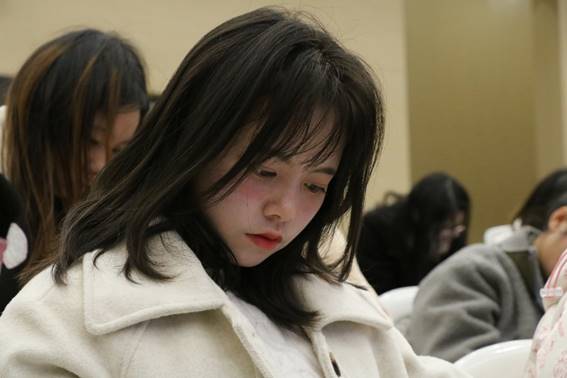 人们靠在一起

中度可信度描述已自动生成